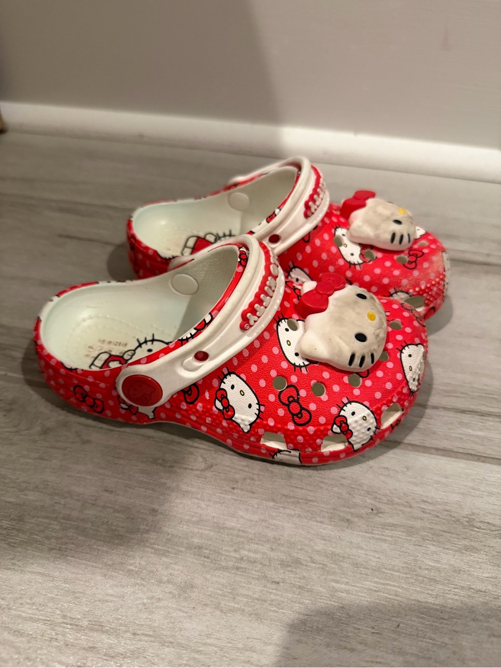 Hello Kitty Crocs - Picture 2 of 4